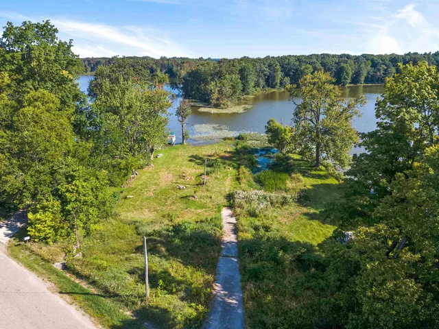 $139,900 | 9094 North Steinbarger Lake Road, Wawaka, IN 46794