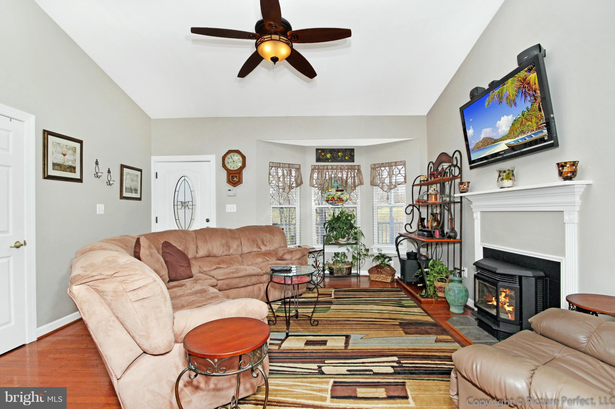 12457 Jesse Smith Road Mount Airy, MD 21771 - Photo 5 of 30 Living Room
