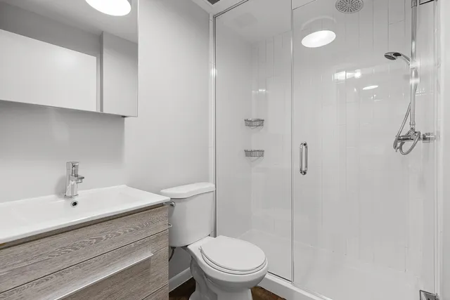 $2,200 | 5718 North Winthrop Avenue, Unit 801, Chicago, IL 60660