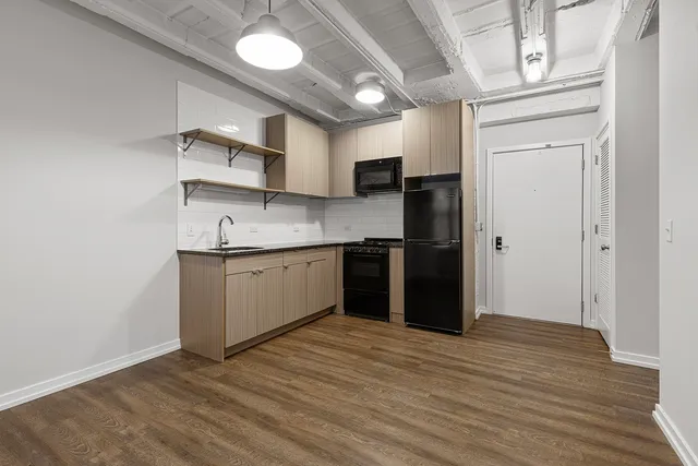 $2,200 | 5718 North Winthrop Avenue, Unit 801, Chicago, IL 60660