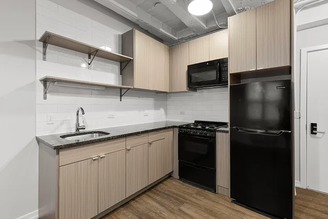 $2,200 | 5718 North Winthrop Avenue, Unit 801, Chicago, IL 60660