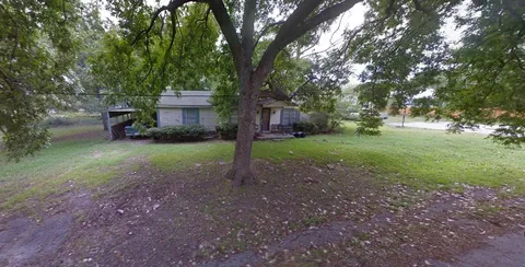 a view of a house with backyard and garden