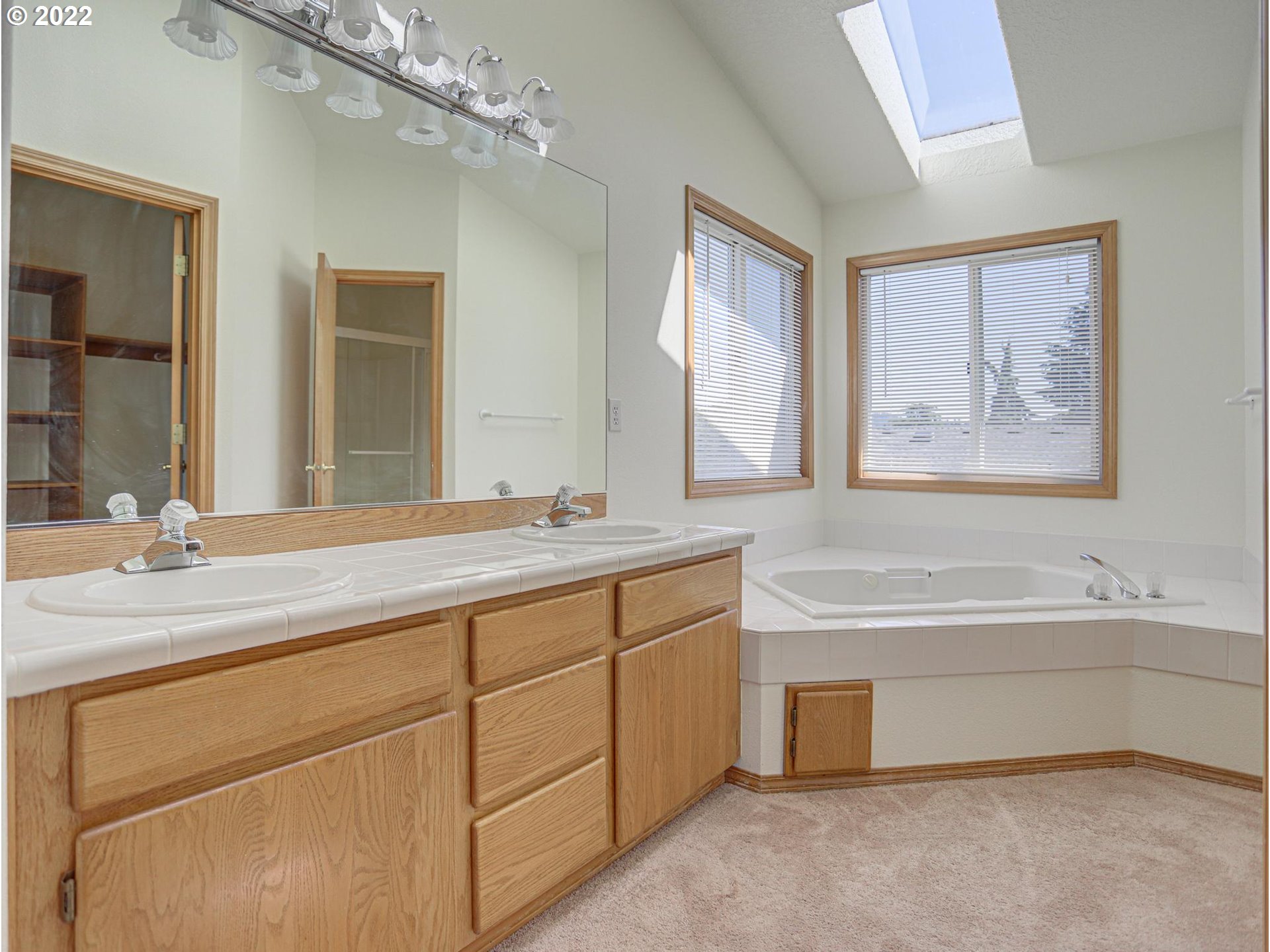 467 Southwest Nancy Circle Gresham, OR 97030 - Photo 28 of 32 Bathroom
