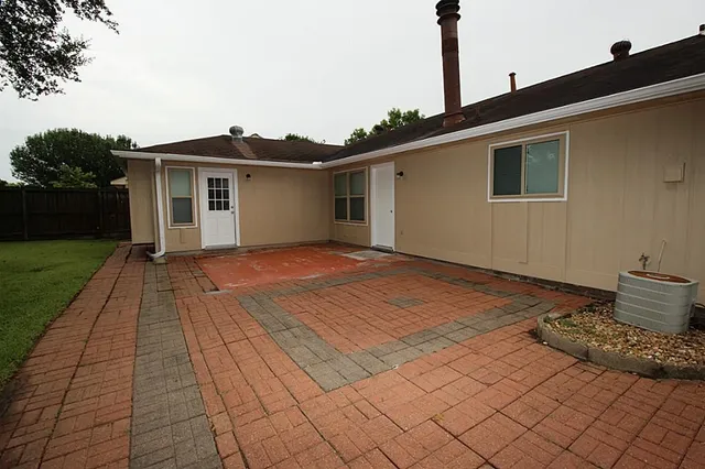 $2,100 | 3873 Pecan Circle, La Porte, TX 77571