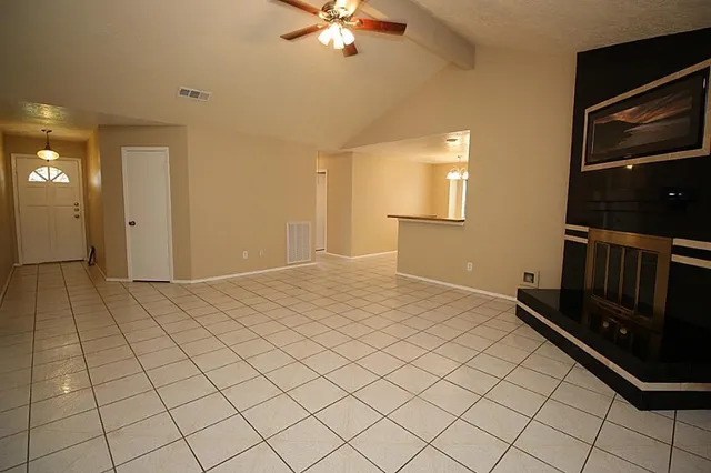 $2,100 | 3873 Pecan Circle, La Porte, TX 77571