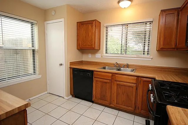 $2,100 | 3873 Pecan Circle, La Porte, TX 77571