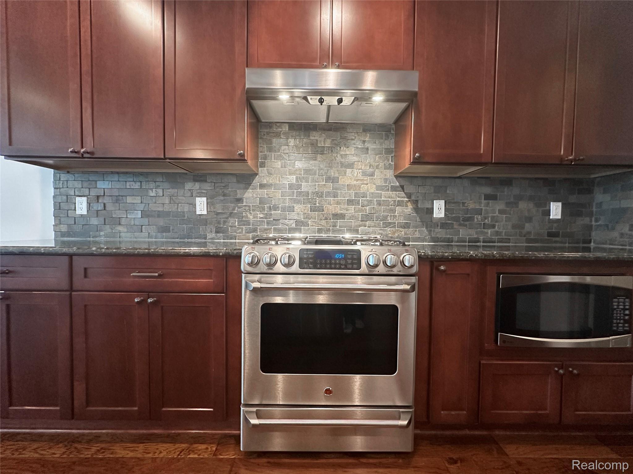1555 Ruffner Avenue Birmingham, MI 48009 - Photo 14 of 48 The custom kitchen - stainless steel appliances