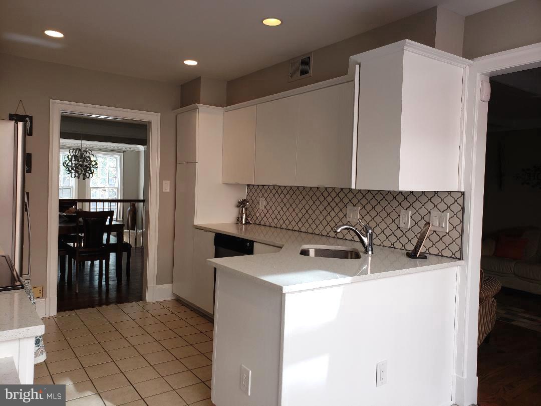 8049 Rising Ridge Road Bethesda, MD 20817 - Photo 3 of 33 a utility room with dryer and washer