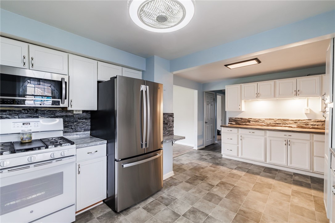 986 Gravel Road Webster, NY 14580 - Photo 4 of 36