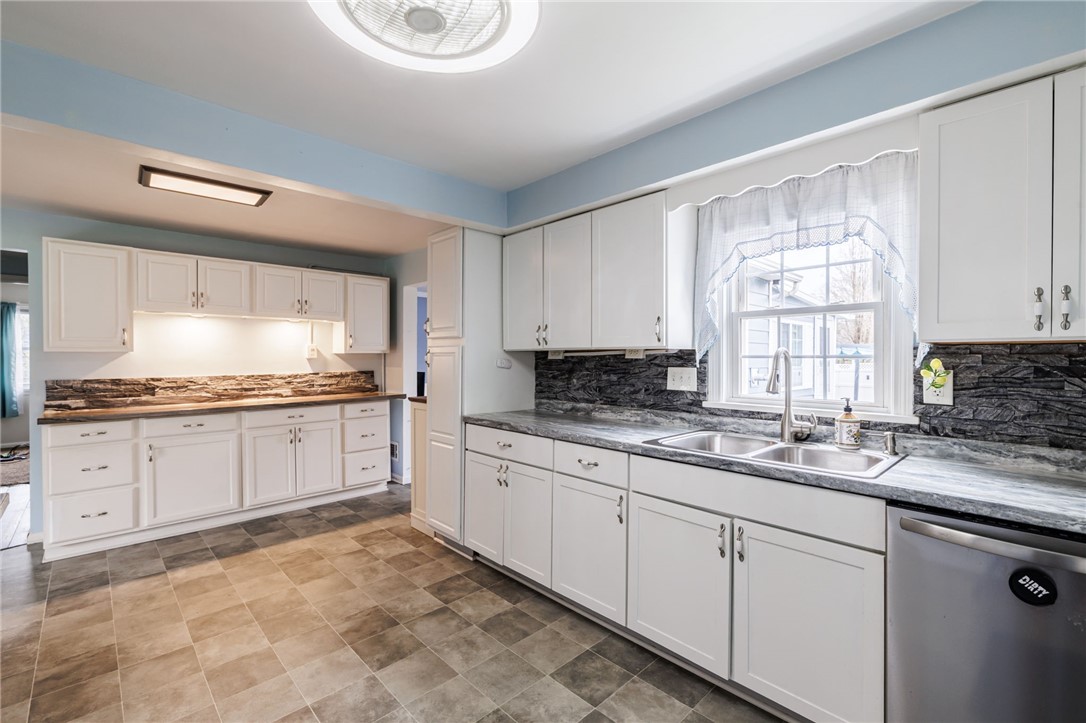 986 Gravel Road Webster, NY 14580 - Photo 5 of 36