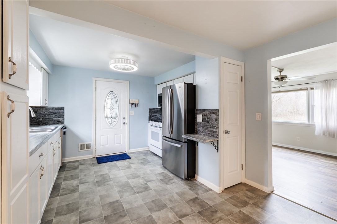 986 Gravel Road Webster, NY 14580 - Photo 6 of 36