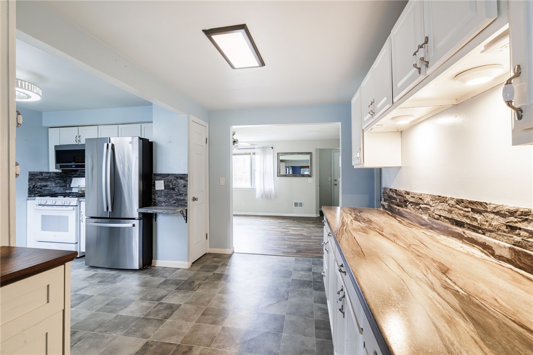 986 Gravel Road Webster, NY 14580 - Photo 7 of 36