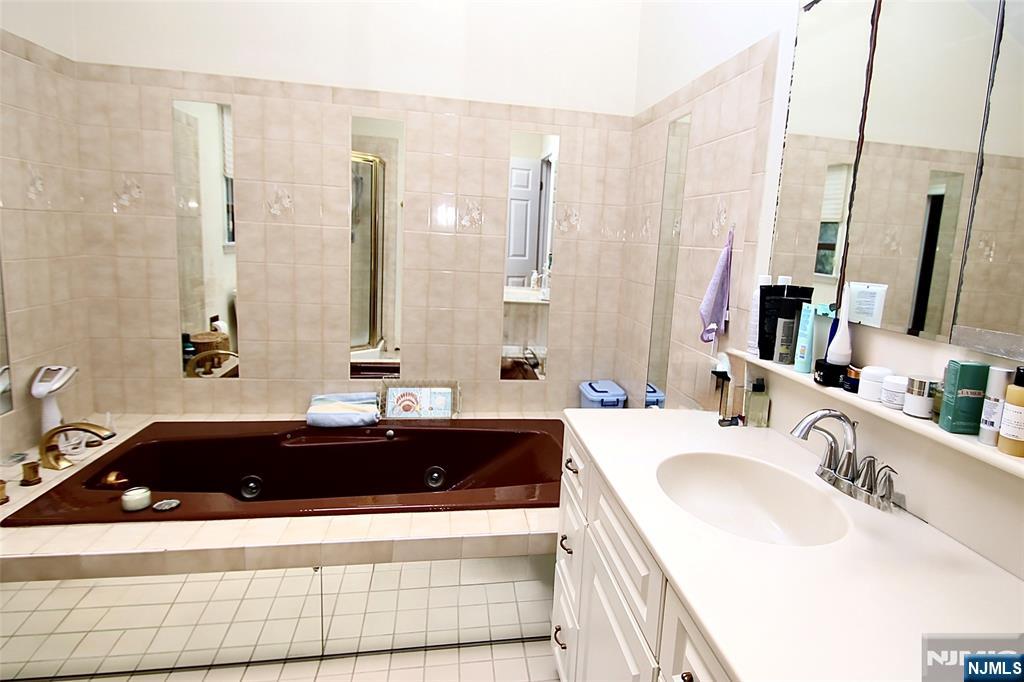 9 Watch Hill Road Mahwah, NJ 07430 - Photo 27 of 38