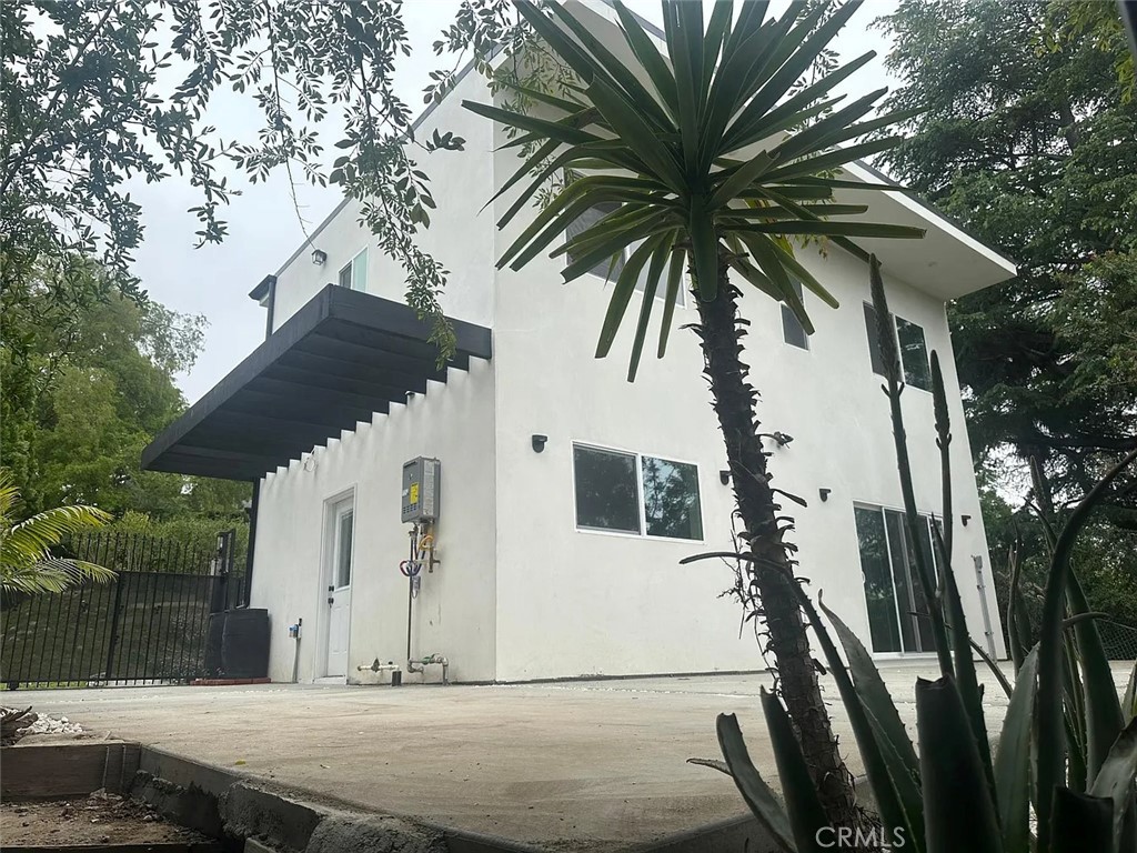 a view of a house with a tree