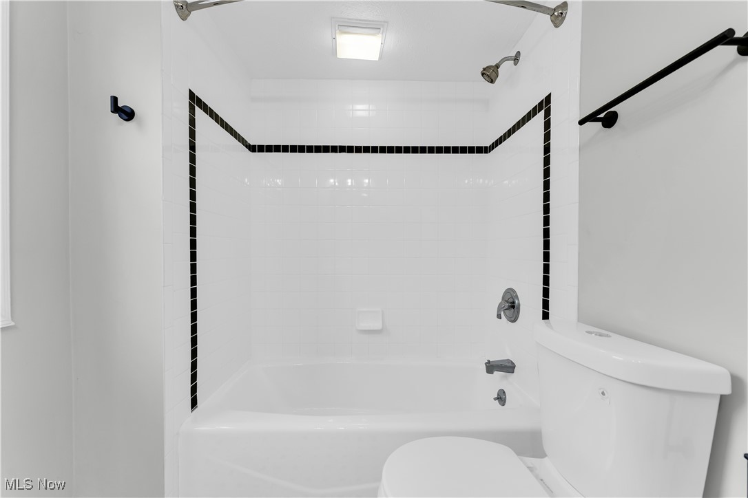 2593 Princeton Road Cleveland, OH 44118 - Photo 30 of 34 Bathroom with toilet and shower / bath combination