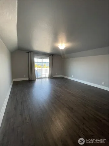 $2,200 | 345 Island Street, Raymond, WA 98577