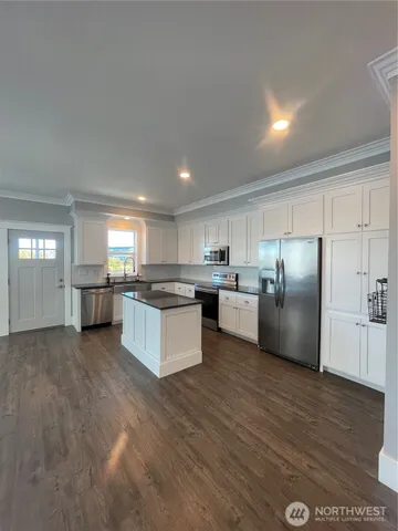 $2,200 | 345 Island Street, Raymond, WA 98577