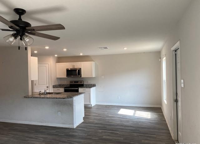 15532 Taylorcrest Drive Conroe, TX 77306 - Photo 14 of 36 a kitchen with stainless steel appliances granite countertop a stove and a refrigerator