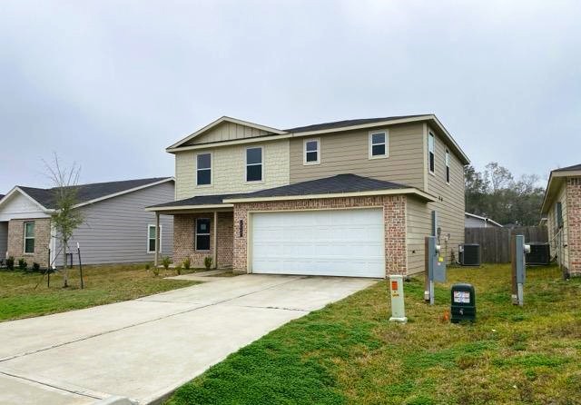 15532 Taylorcrest Drive Conroe, TX 77306 - Photo 3 of 36 a front view of a house with a yard