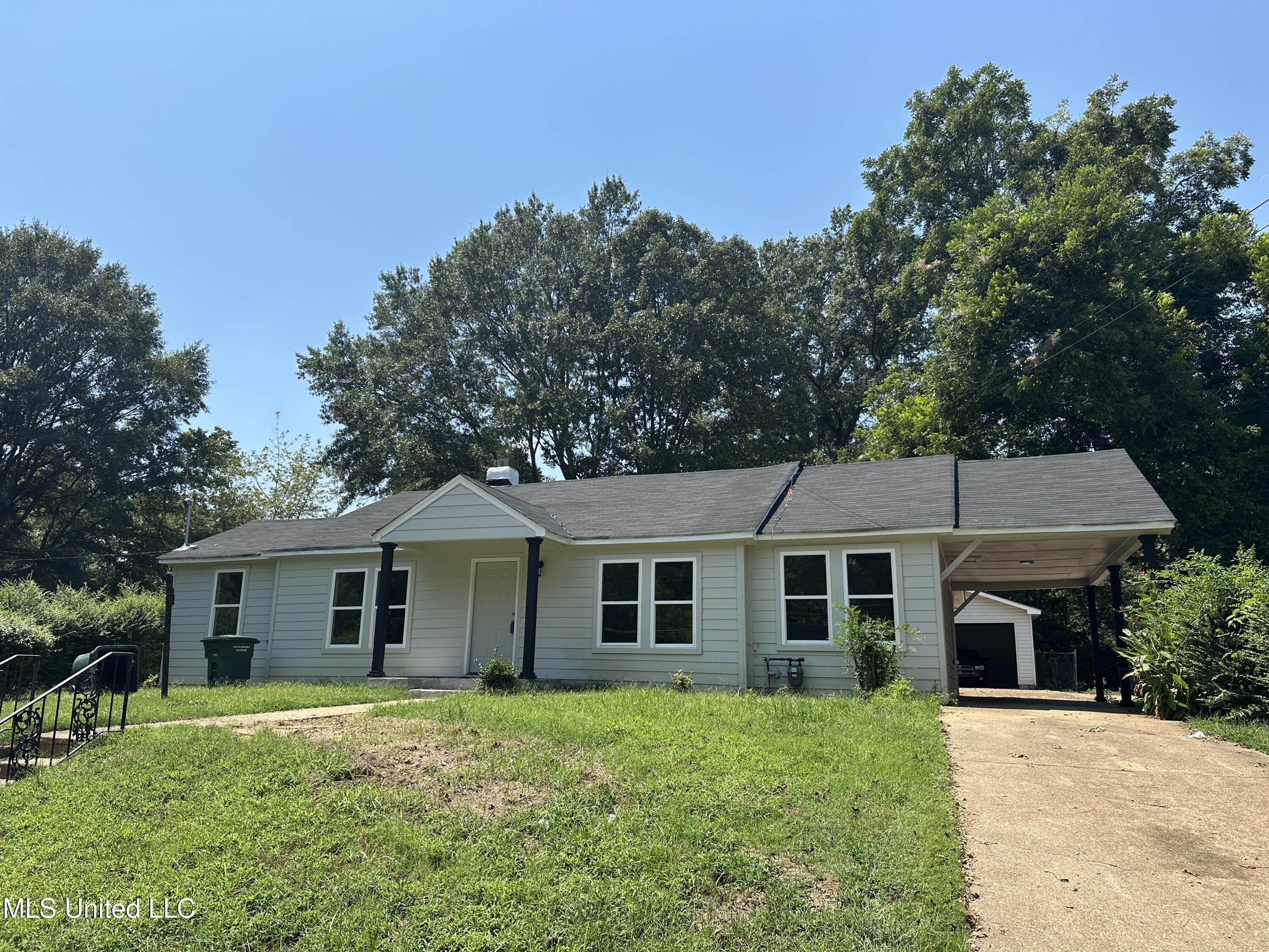 103 West Street Senatobia, MS 38668 - Photo 2 of 21 IMG_5612