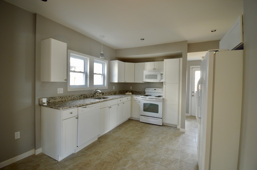 69 Edendale Street Springfield, MA 01104 - Photo 9 of 30