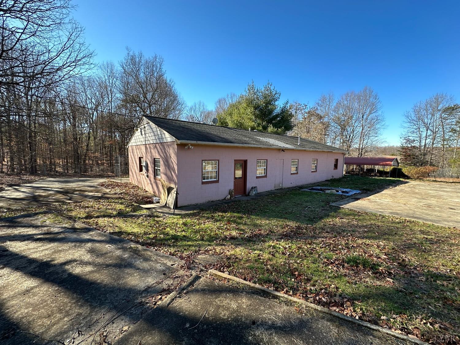 a view of a house with a yard