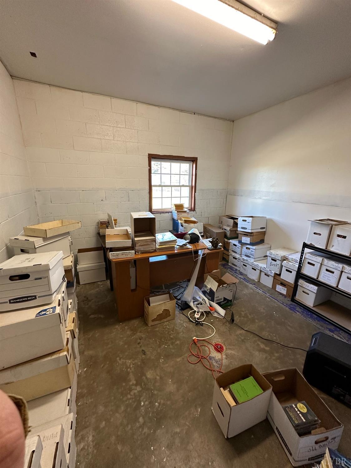 899 Buffalo Road Dillwyn, VA 23936 - Photo 7 of 10 a room with furniture