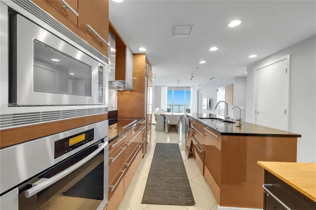 $7,000 | 3801 Collins Avenue, Unit 704, Miami Beach, FL 33140