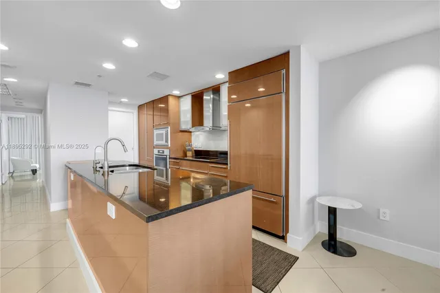 $7,000 | 3801 Collins Avenue, Unit 704, Miami Beach, FL 33140