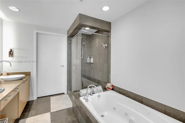 $7,000 | 3801 Collins Avenue, Unit 704, Miami Beach, FL 33140