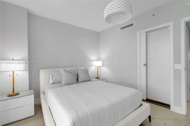 $7,000 | 3801 Collins Avenue, Unit 704, Miami Beach, FL 33140