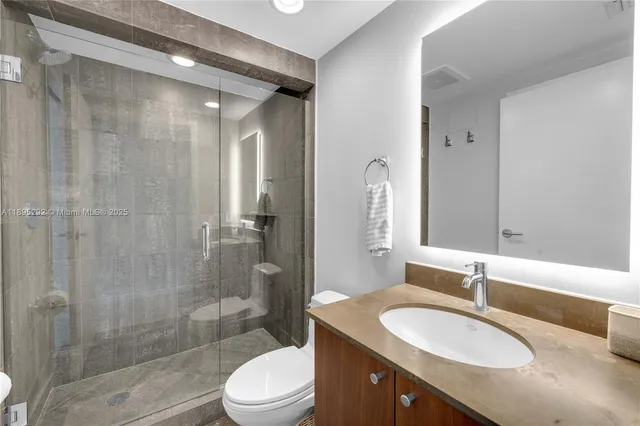 $7,000 | 3801 Collins Avenue, Unit 704, Miami Beach, FL 33140