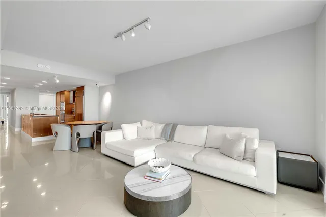 $7,000 | 3801 Collins Avenue, Unit 704, Miami Beach, FL 33140