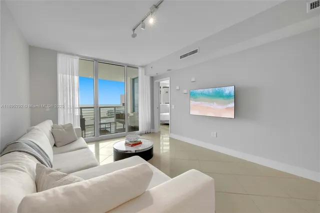 $7,000 | 3801 Collins Avenue, Unit 704, Miami Beach, FL 33140