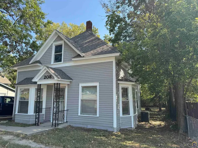 $89,950 | 208 Southwest MacVicar Avenue, Topeka, KS 66606
