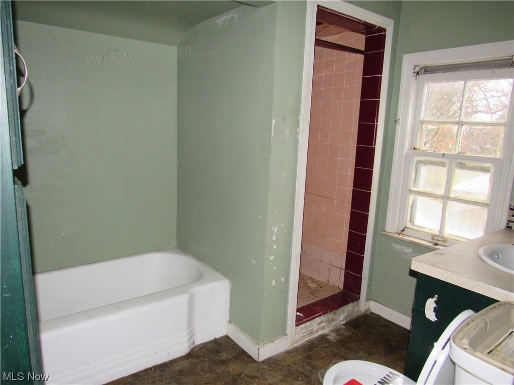 2350 North Taylor Road Cleveland, OH 44112 - Photo 21 of 24 Full bathroom with toilet, separate shower and tub, and vanity