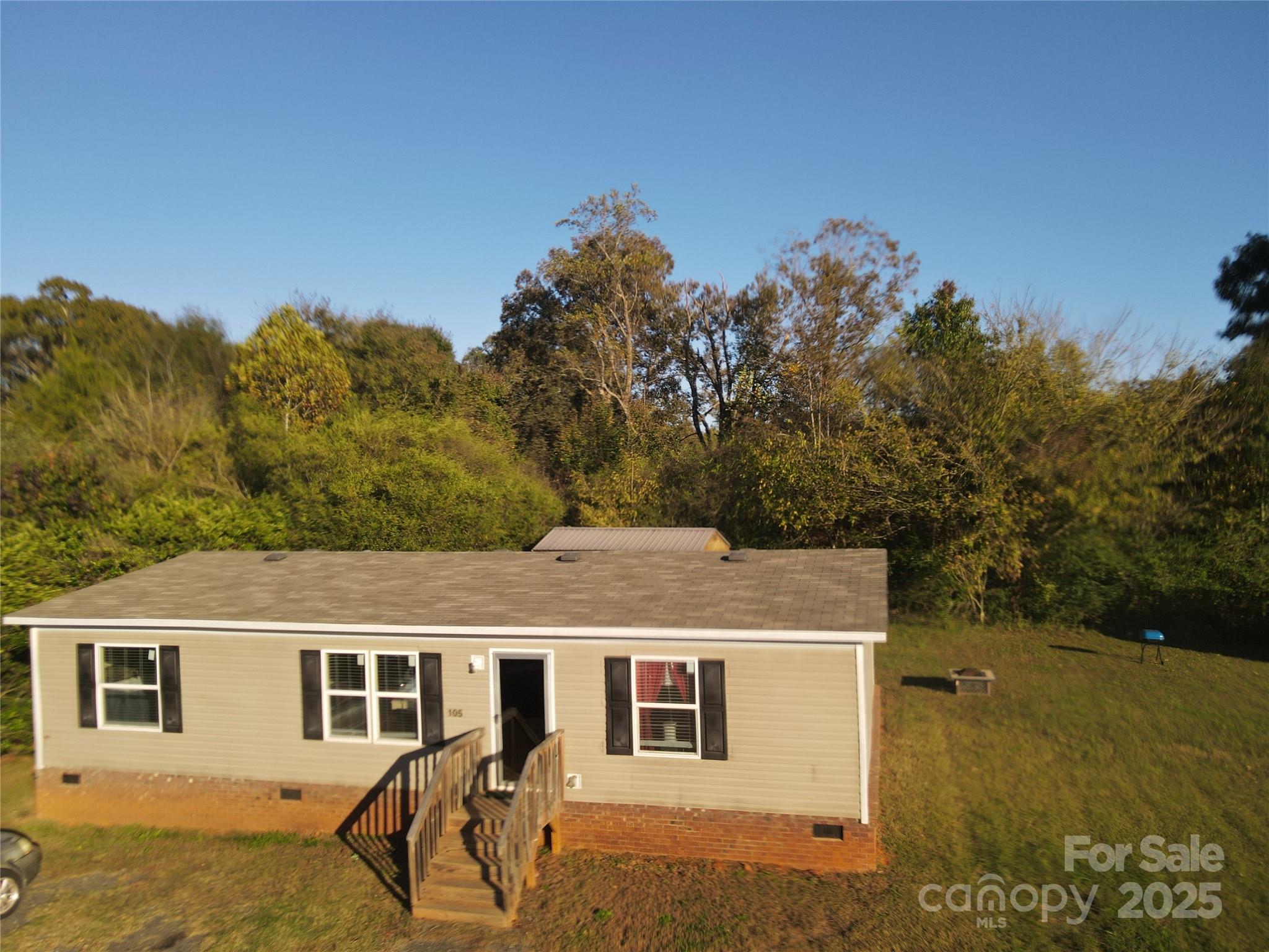 a view of a house with a backyard