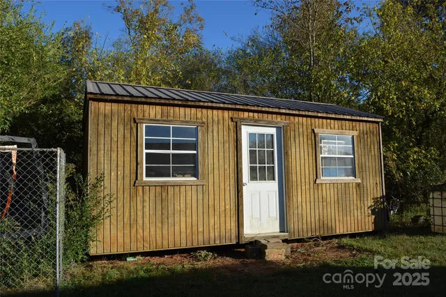 a view of a house with backyard and garden