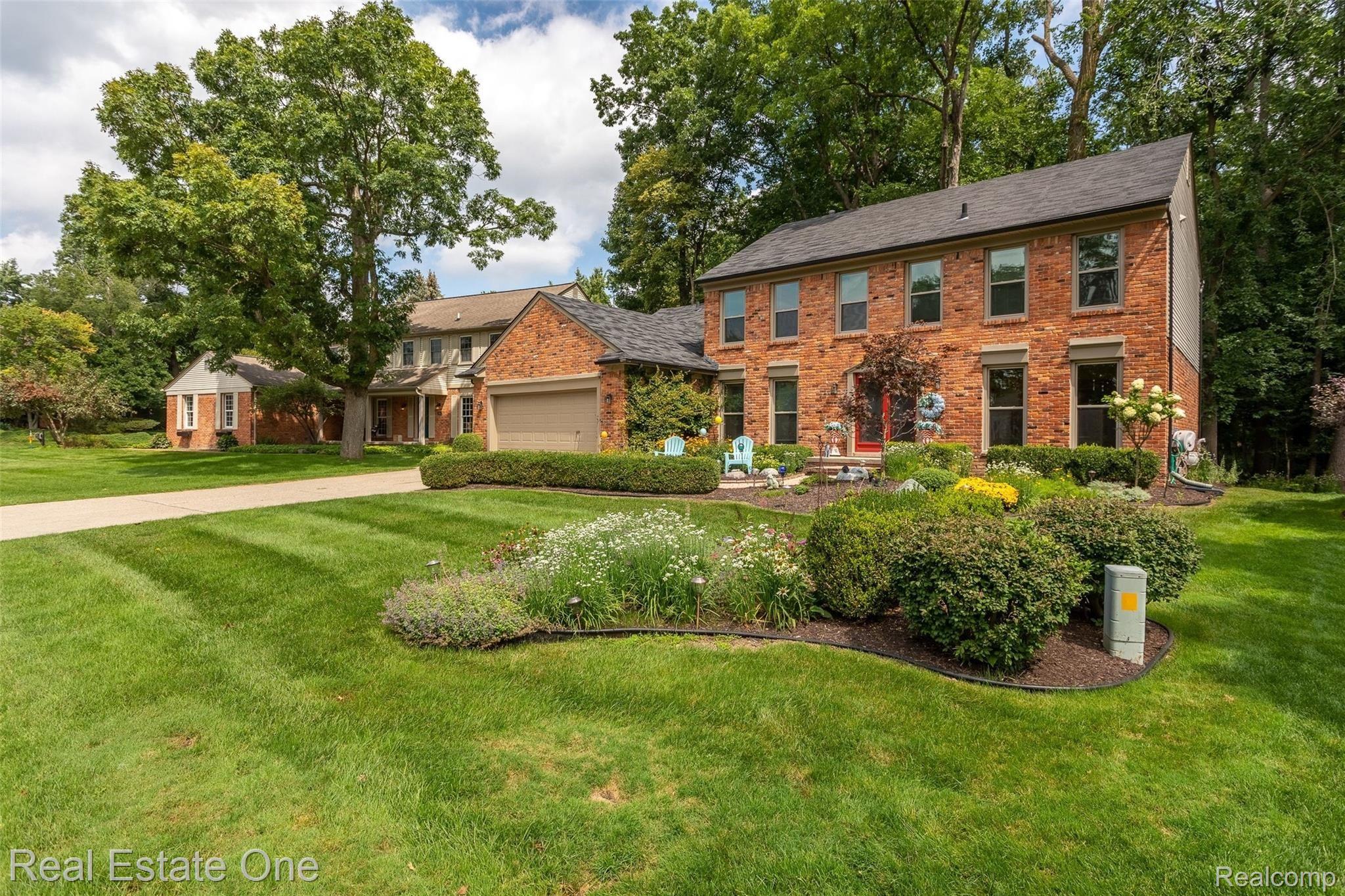 472 Streamview Court Rochester, MI 48309 - Photo 2 of 31 This beautiful, brick colonial is set on a cul-du-sac street.