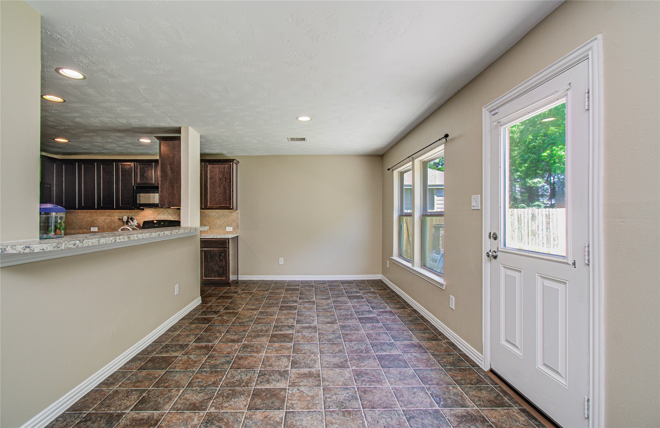 3414 Hunter's Canyon Baytown, TX 77521 - Photo 19 of 43 Breakfast area with breakfast bar!