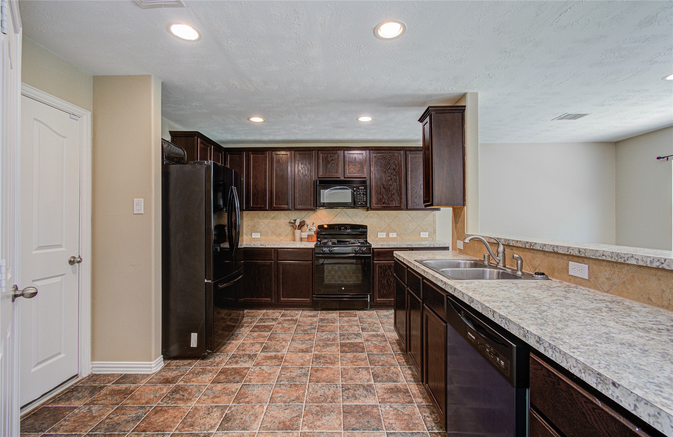 3414 Hunter's Canyon Baytown, TX 77521 - Photo 24 of 43 So.many.cabinets!