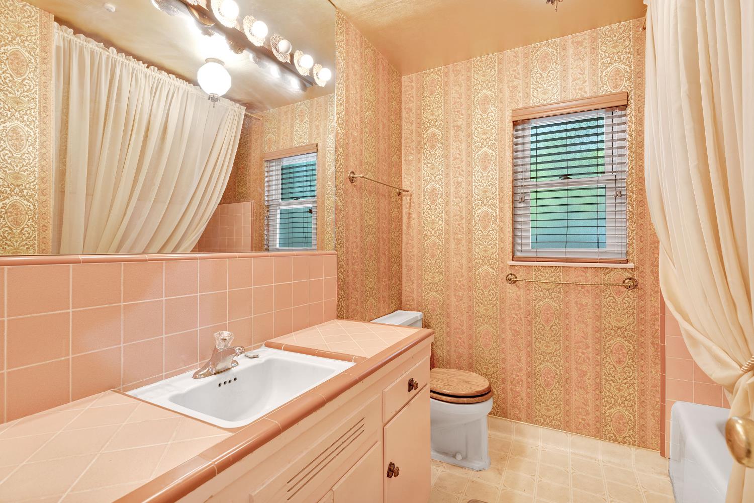3376 East Richert Avenue Fresno, CA 93726 - Photo 22 of 29 a bathroom with a sink a toilet and shower