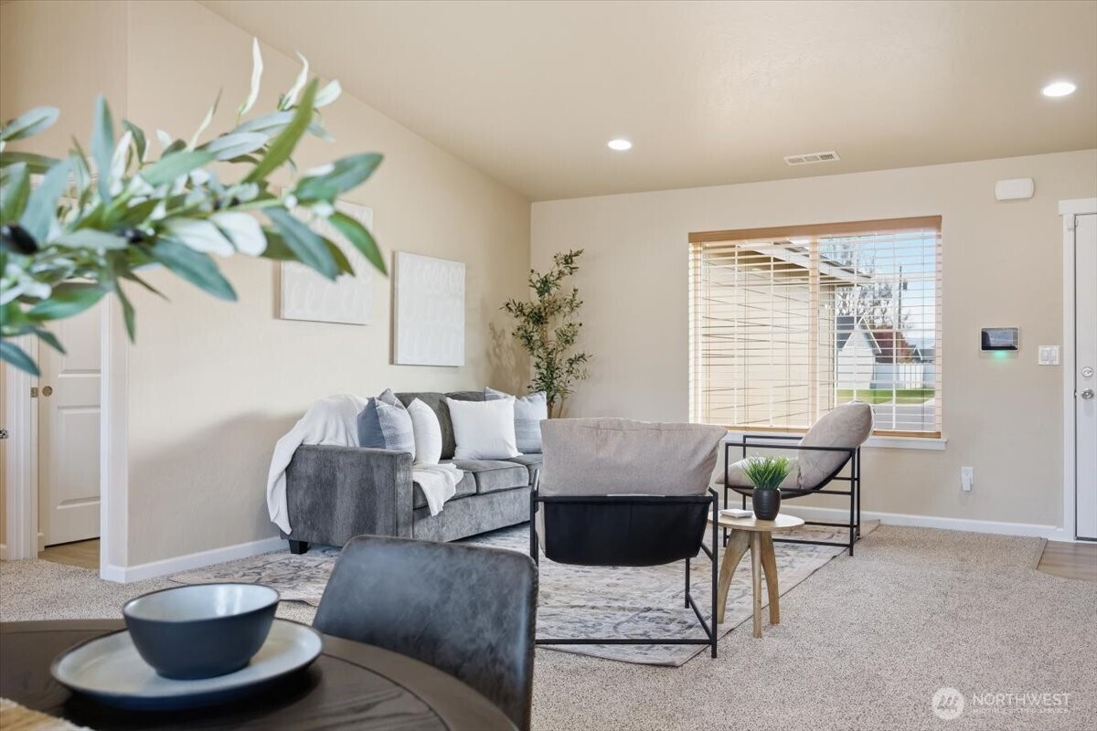 3709 Morehouse Place Pasco, WA 99301 - Photo 12 of 32 a living room with furniture and a potted plant