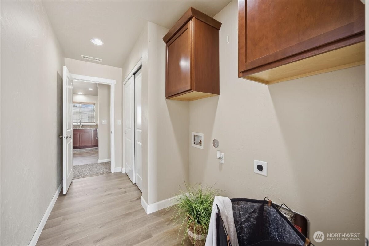 3709 Morehouse Place Pasco, WA 99301 - Photo 20 of 32 a view of a hallway with wooden floor and a cabinet