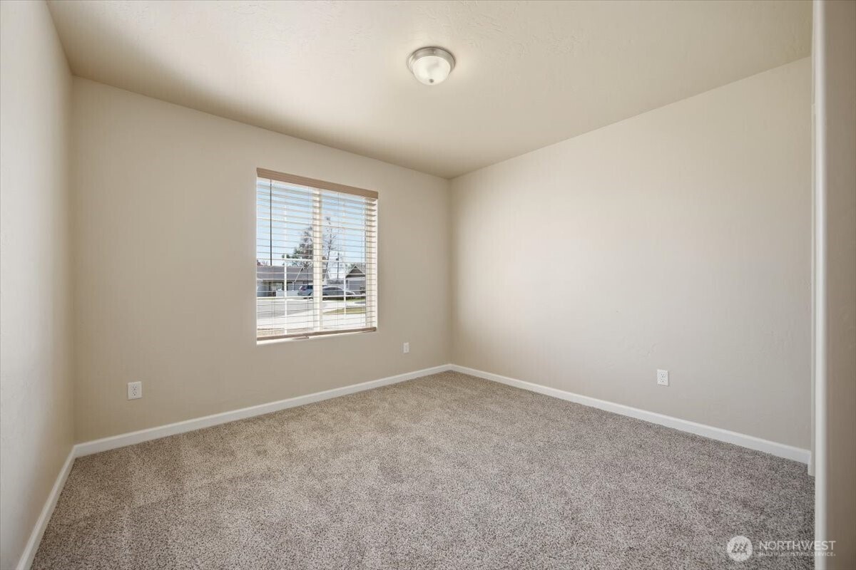 3709 Morehouse Place Pasco, WA 99301 - Photo 26 of 32 an empty room with a window