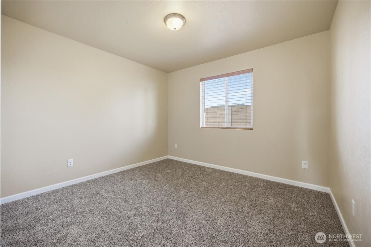 3709 Morehouse Place Pasco, WA 99301 - Photo 29 of 32 an empty room with a window
