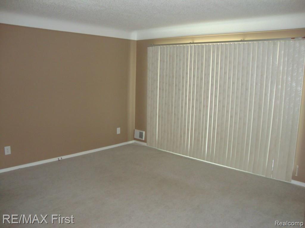 24514 Ridgecroft Avenue Eastpointe, MI 48021 - Photo 5 of 20 DSC04188.jpg