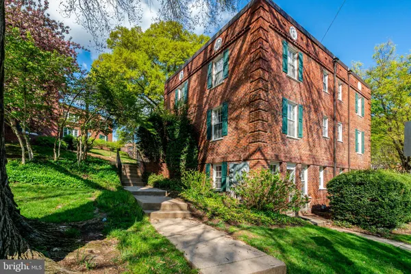 $2,000 | 1906 North Rhodes Street, Unit 51, Arlington, VA 22201