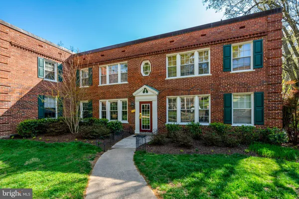 $2,000 | 1906 North Rhodes Street, Unit 51, Arlington, VA 22201