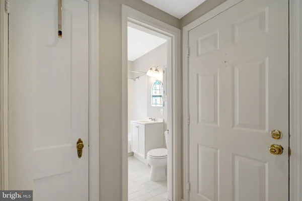 $2,000 | 1906 North Rhodes Street, Unit 51, Arlington, VA 22201